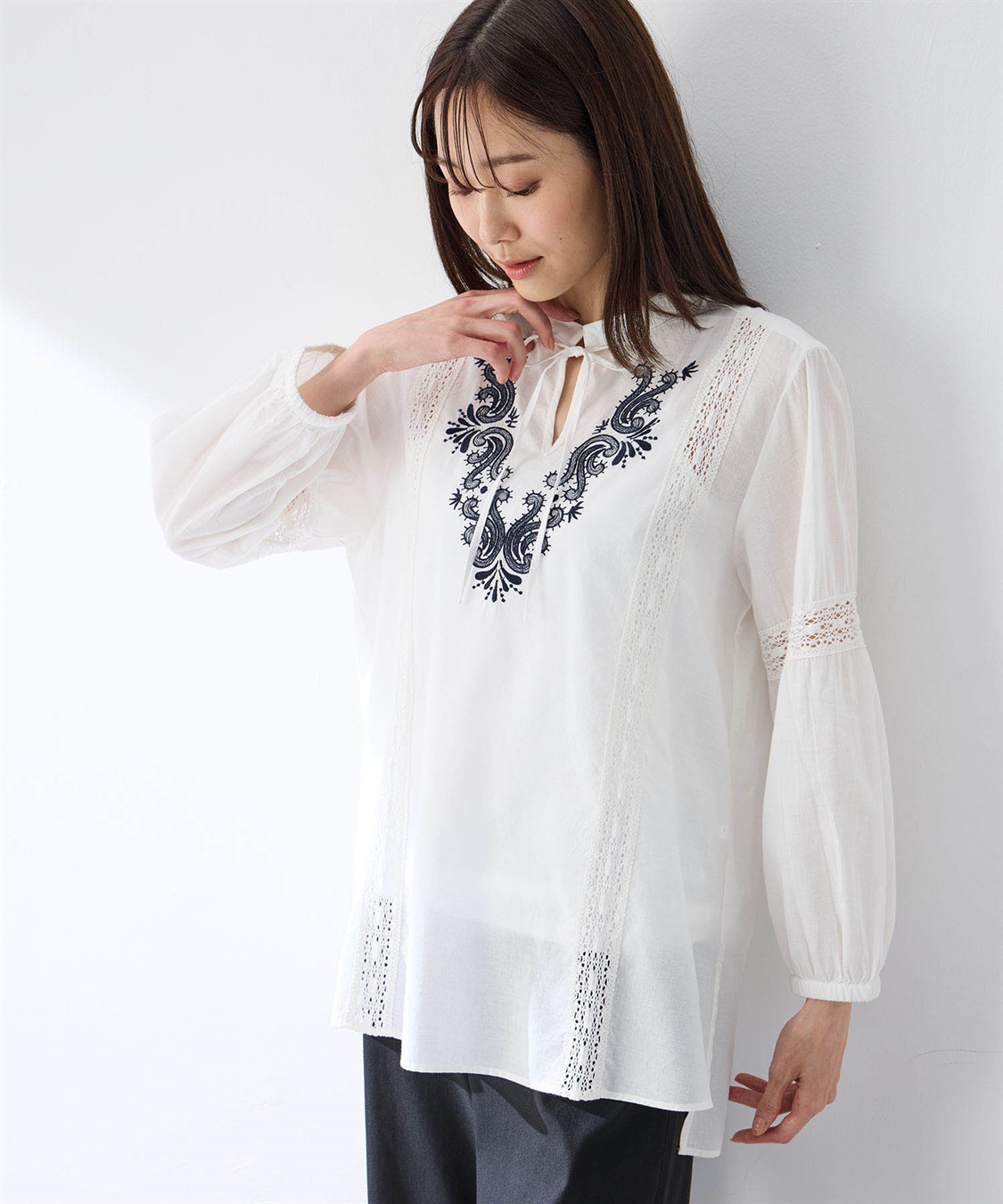 刺しゅうチュニックブラウス Petit Honfleur｜クロスプラス公式通販サイト