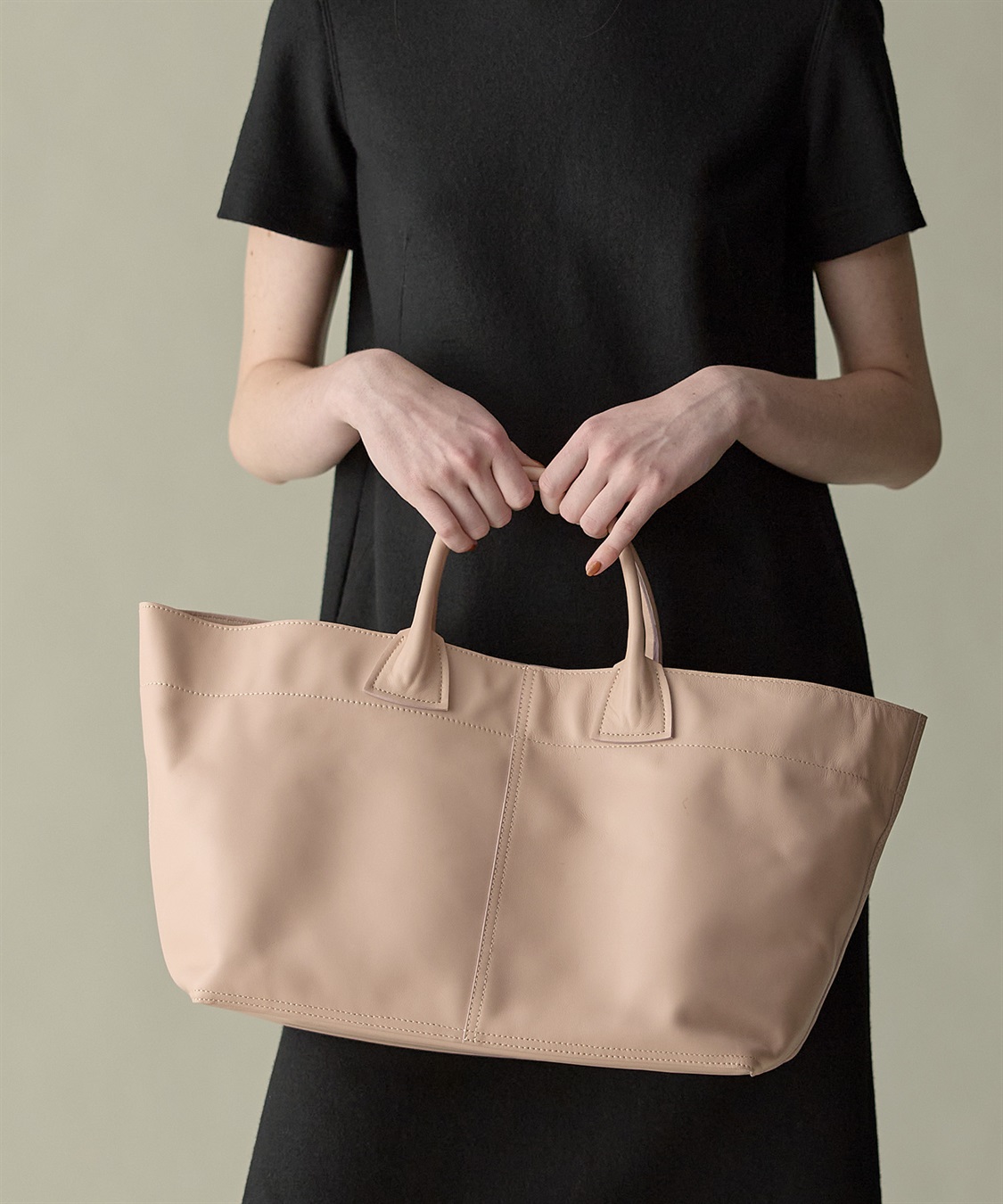 カウレザー横長トート 49AV JUNKO SHIMADA｜クロスプラス公式通販サイト