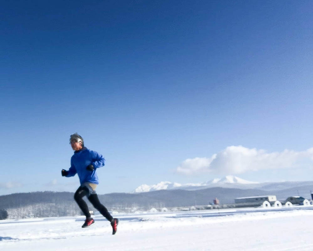 冬を快適に走る！ 雪道対応のランニングシューズ アシックス