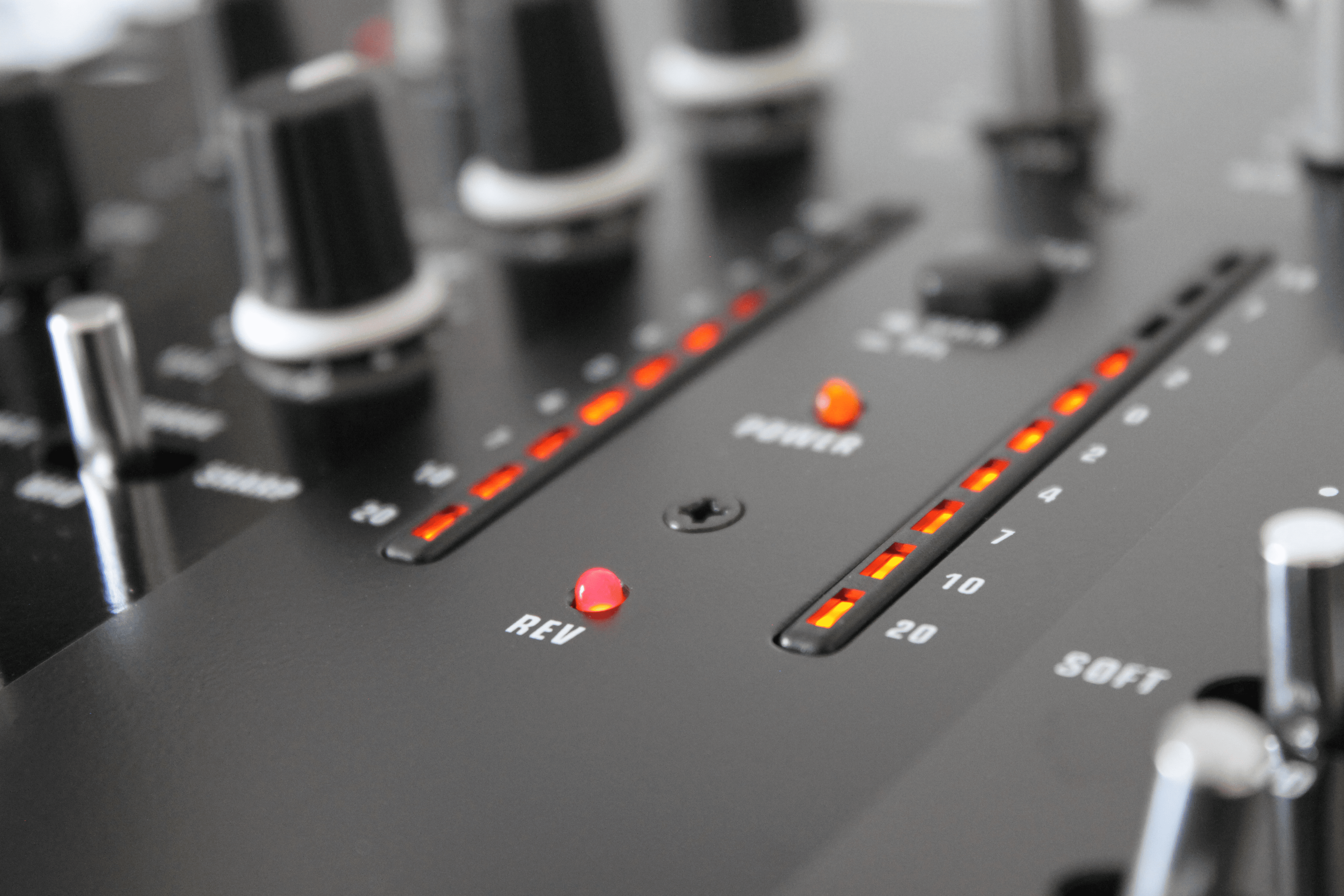 Test: Behringer NOX101 DJ-Mixer - AMAZONA.de