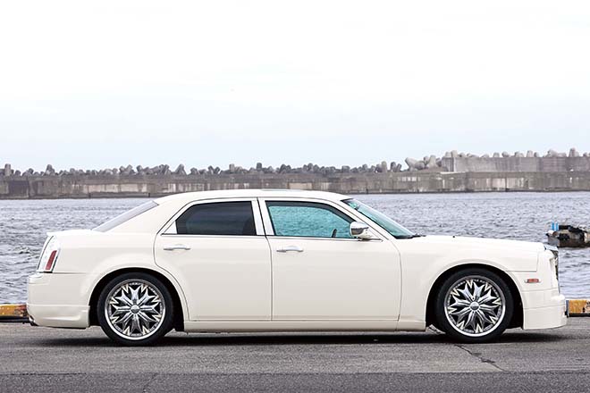 クライスラー・300Cをフェイスチェンジ、誰もがひれ伏す超高級車の