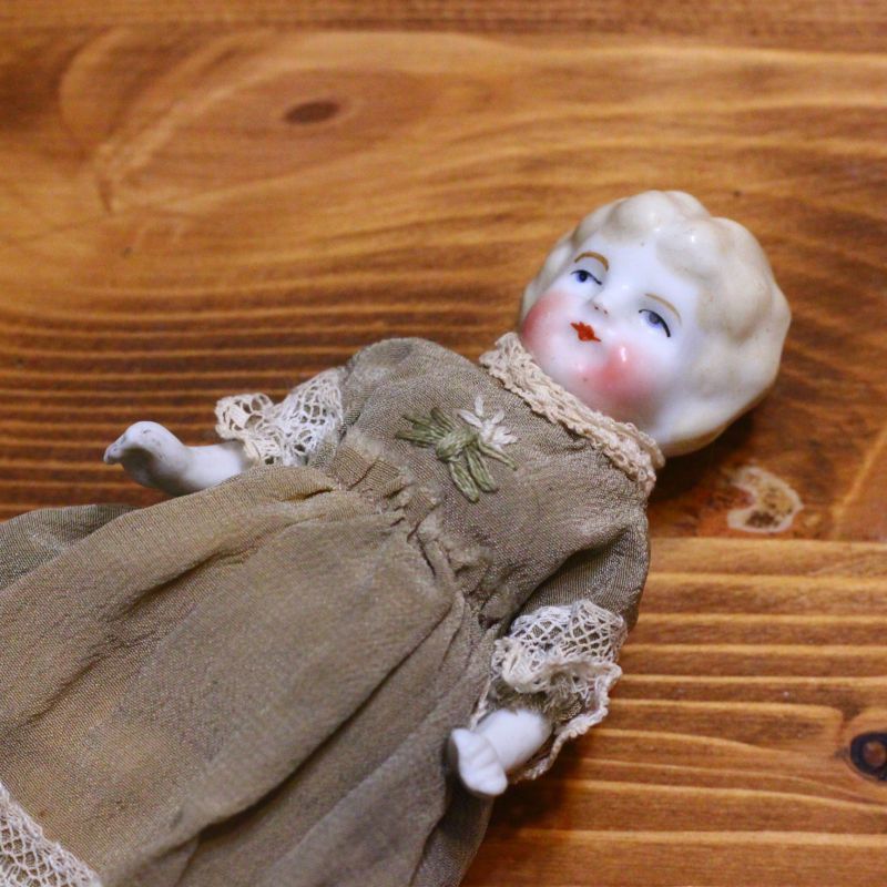 ロシア作家によるドレスを身につけたチャイナヘッドドール/Chinahead