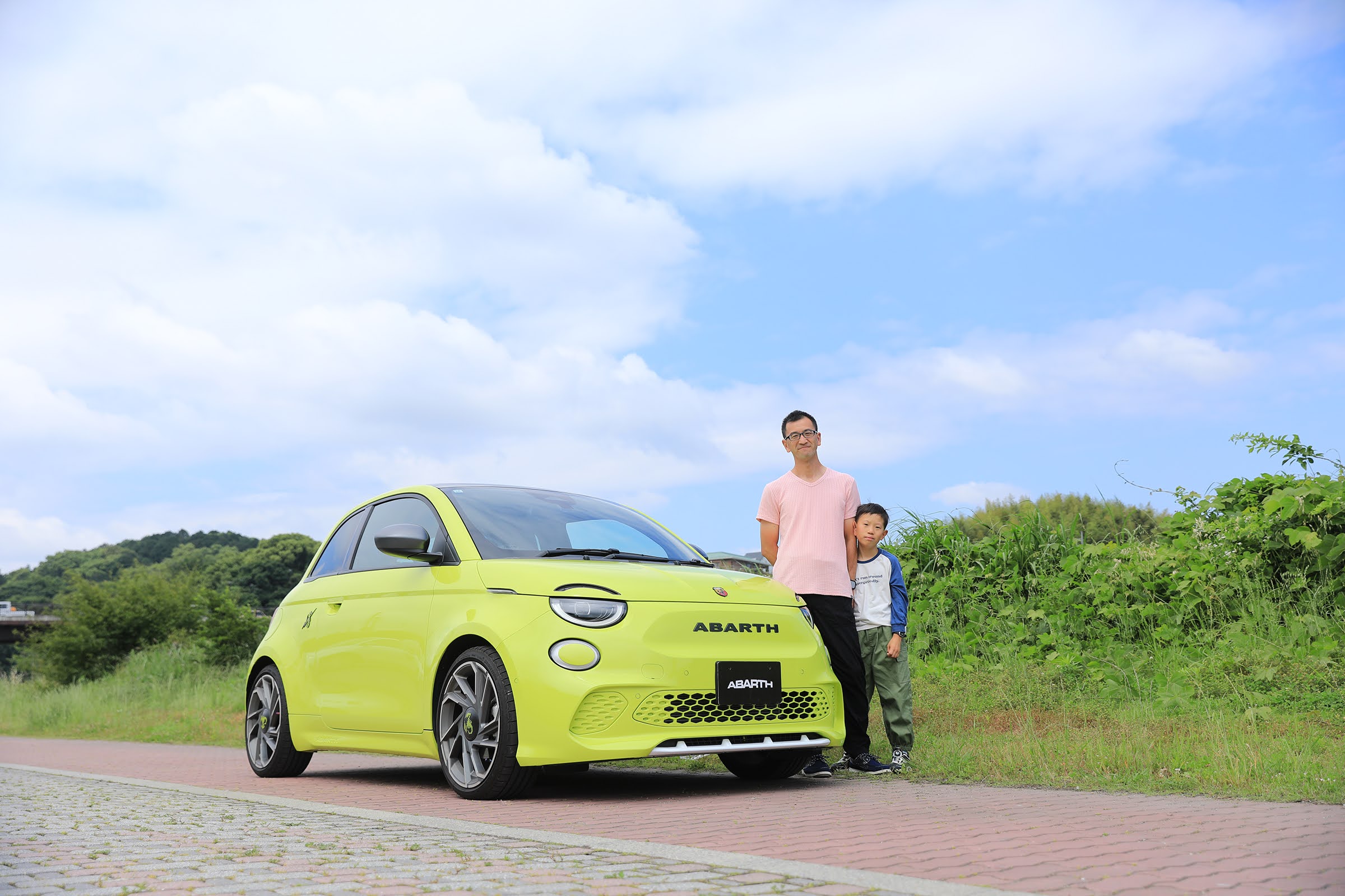 蛍の棲む道を走る、アシッドグリーンのカワイイ相棒。アバルトライフ