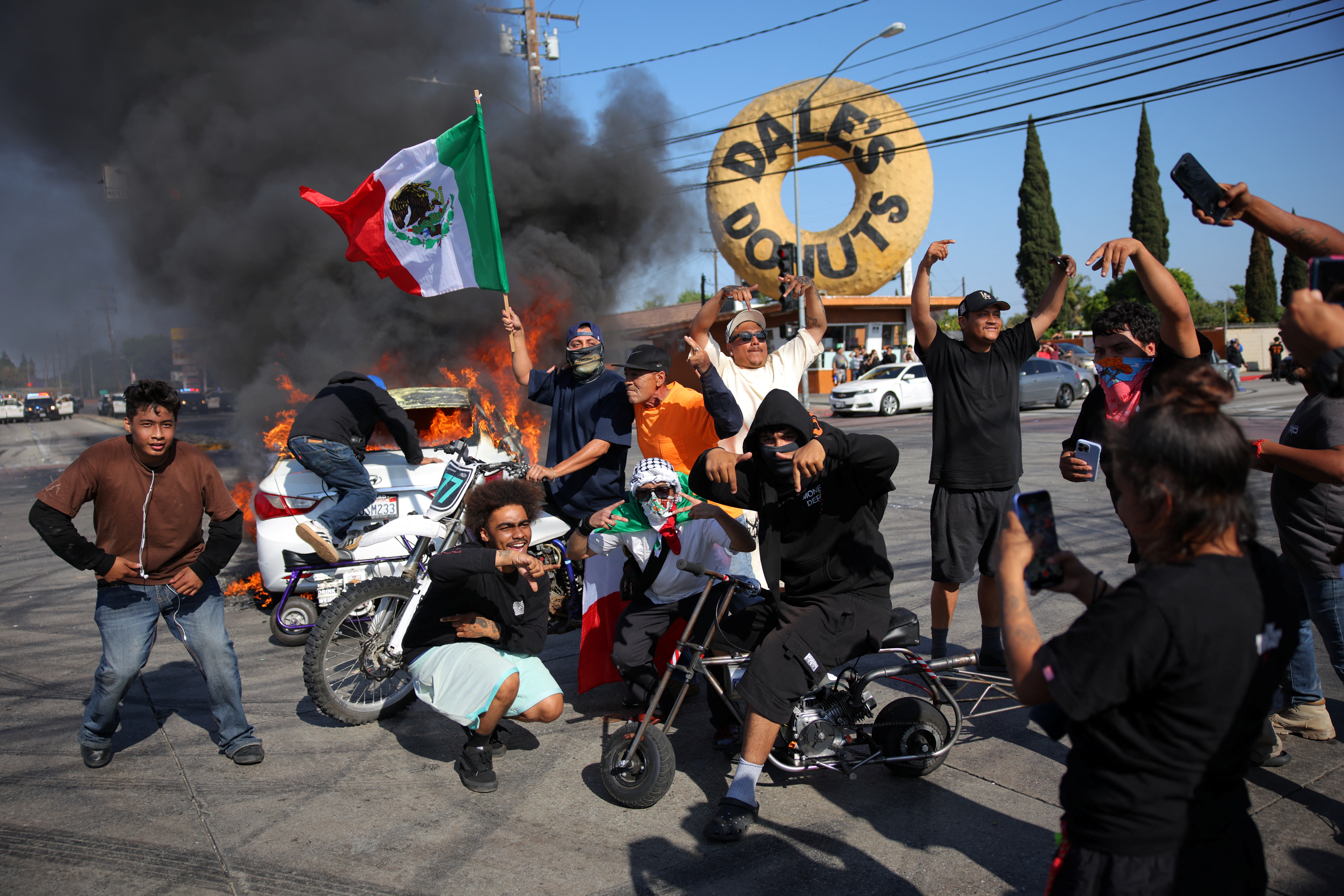 Clashes in Los Angeles as protests against immigration raids