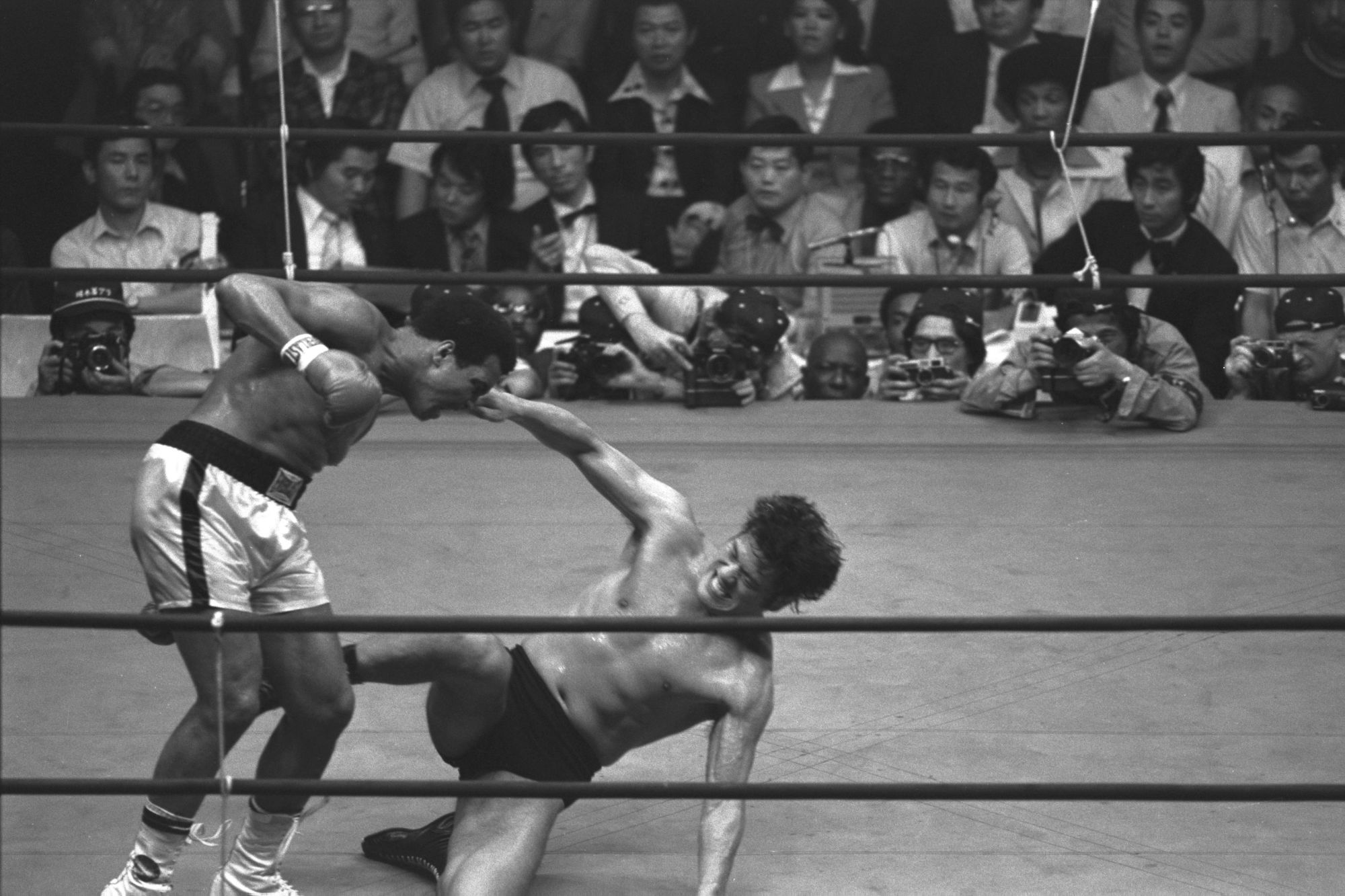 格闘技世界一決定戦」と銘打ったモハメド・アリとアントニオ猪木の試合