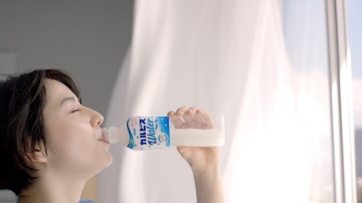 長澤まさみさん出演『カルピスウォーター』の新TVCM「いい顔にしかなれ