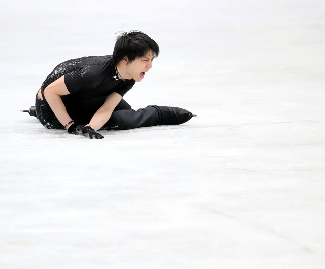 羽生結弦、練習で4回転半に挑戦 6度転倒、観客は拍手：朝日新聞