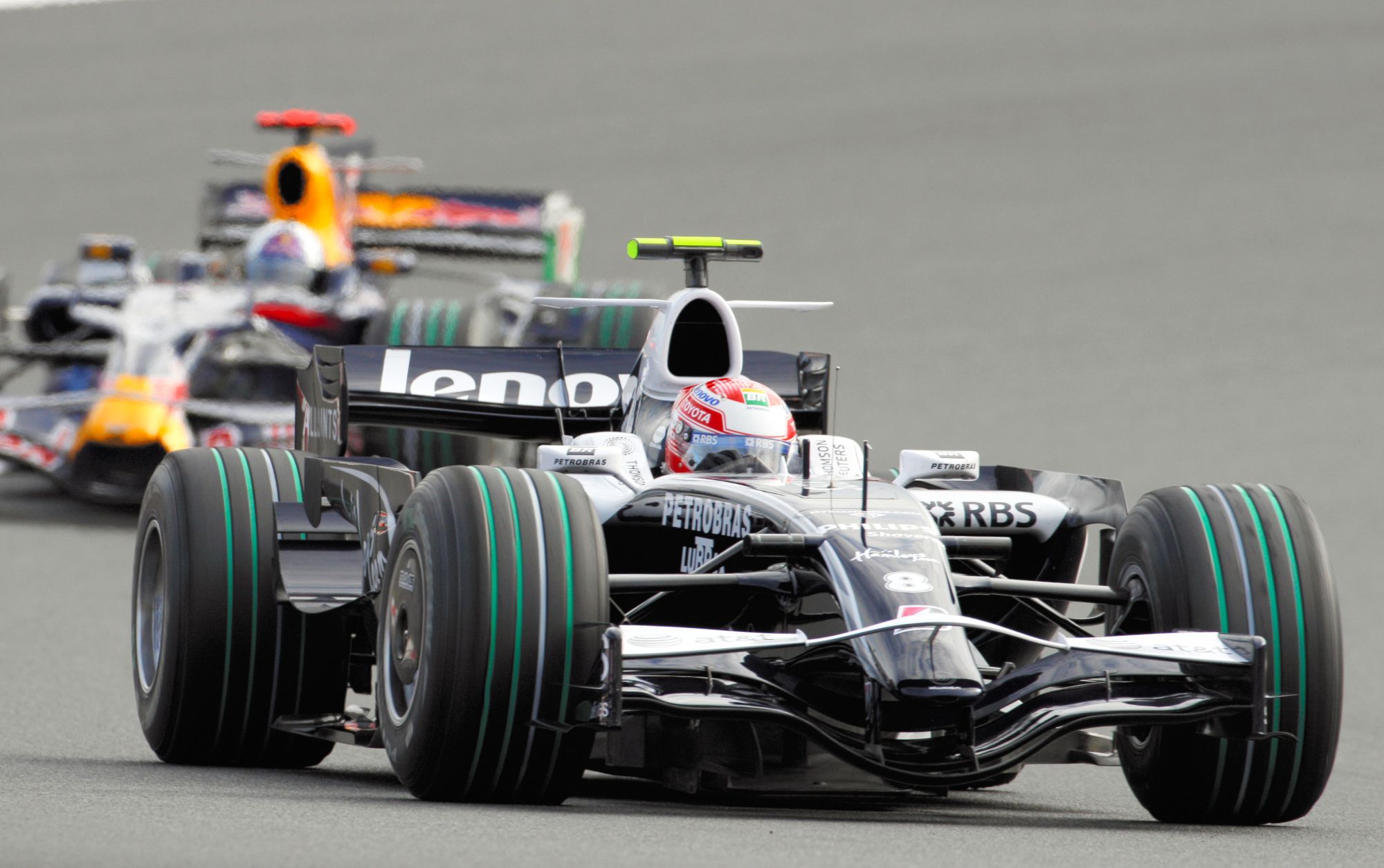 2012年、日本GPで3位入賞を果たし、表彰台でトロフィーを掲げる