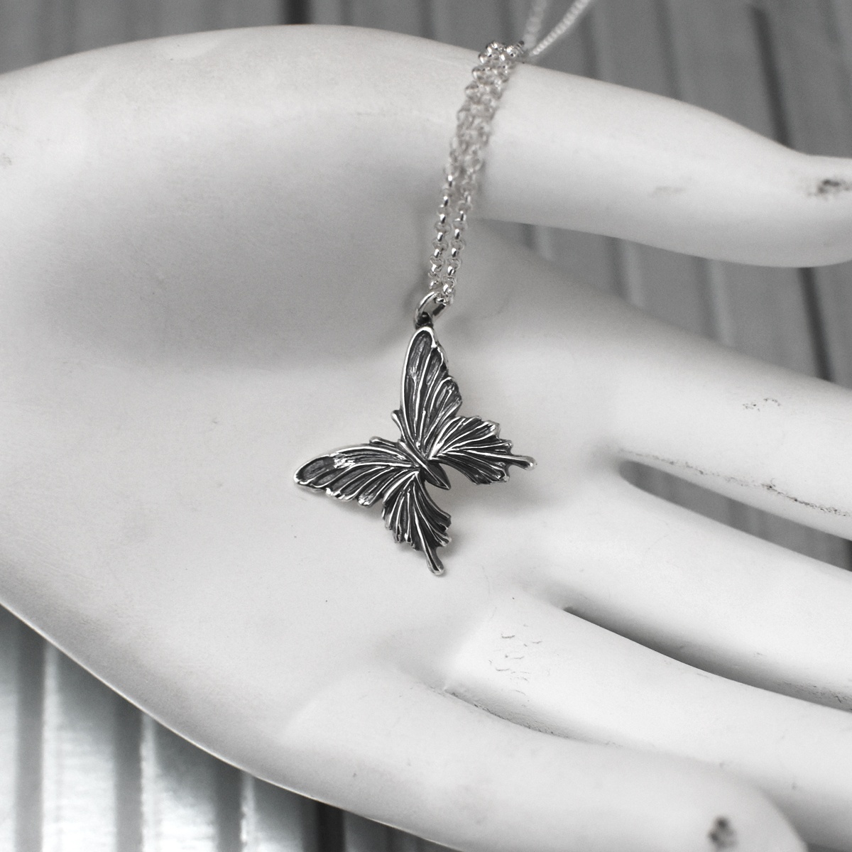 アゲハ 蝶 デザイン シルバー925 ペンダント ネックレス 斜め吊り