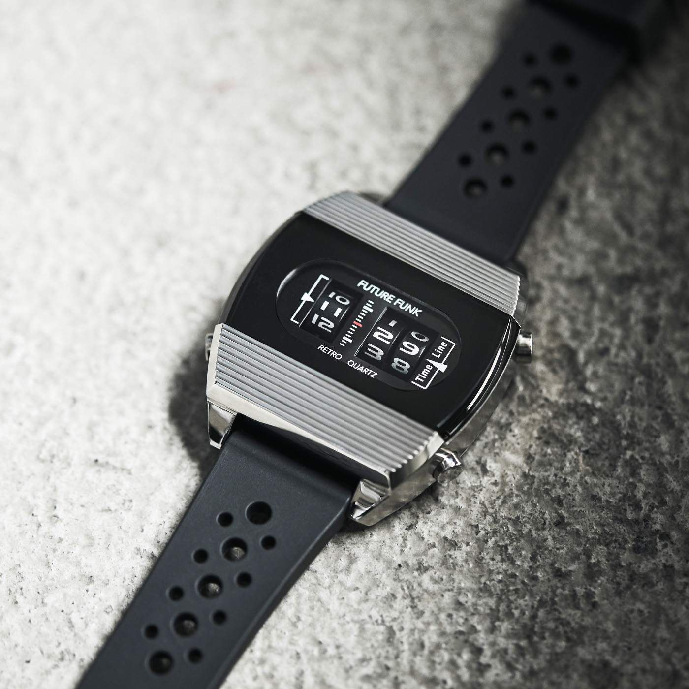 ローラー式腕時計「FUTURE FUNK」に新作登場！ トノーケース×ラバー