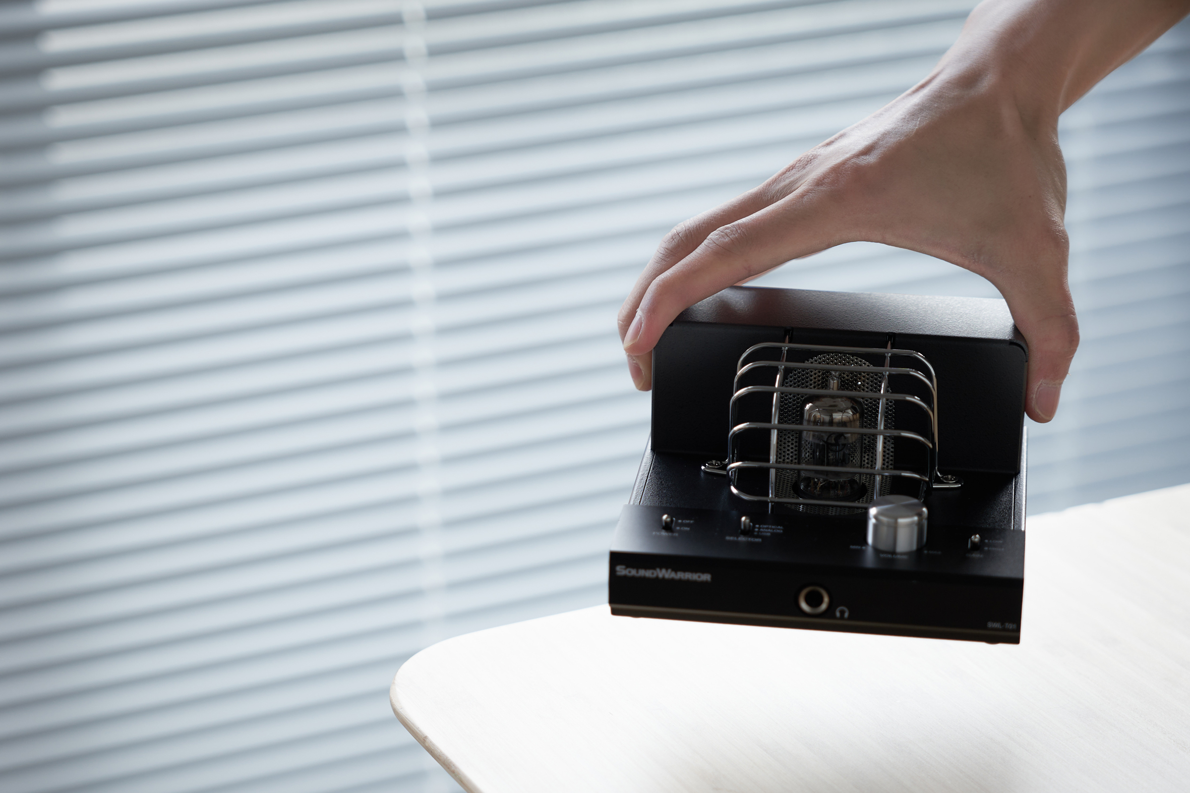 上質な音響空間を手軽に！ 創業100年メーカーが創る日本製ハイブリッド