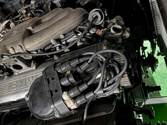 E30型6気筒エンジンのタイミングベルト交換 | スペシャルショップ