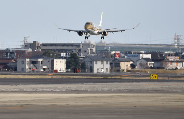 黄金色のエンブラエル、名古屋に降り立つ 写真特集・FDAのゴールド9