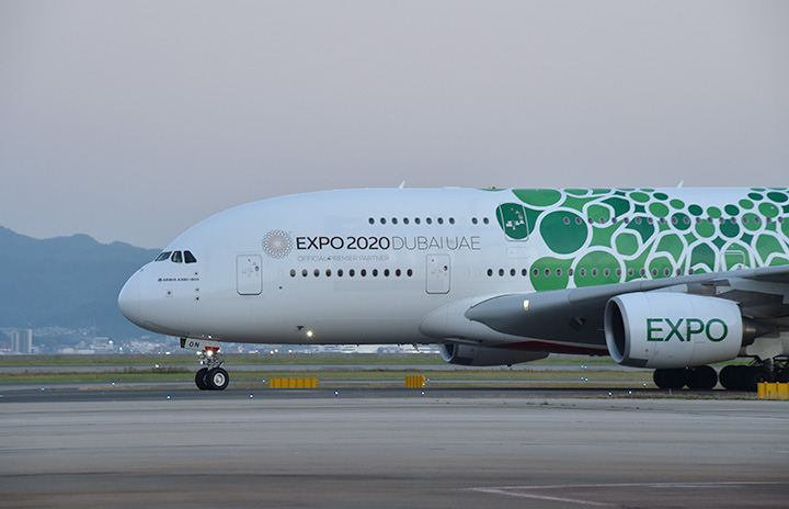 エミレーツ航空、関空にA380 2日間は特別塗装機、関係者に機内公開