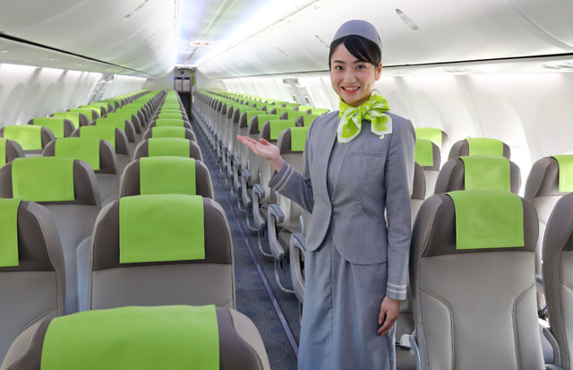 ソラシド、737新仕様機公開 国際線対応、充電用USB備えた革シート