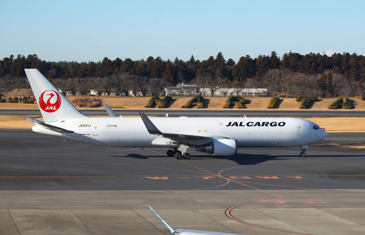 JALの767-300BCF、本邦初ウイングレット付き3号機就航 全3機揃う
