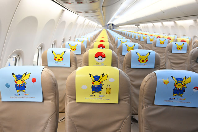 スカイマーク、ピカチュウジェット2号機お披露目 海をイメージ、読書灯