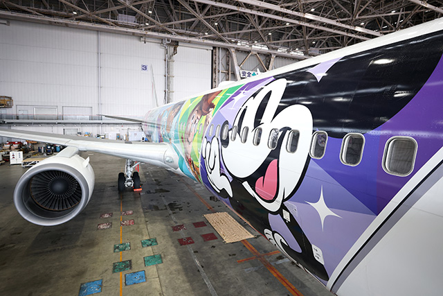 JAL、ディズニー設立100周年のデカール機公開