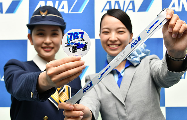 ANA、767就航40周年 羽田発松山行き記念便に“再投入”、歴代制服CAら華