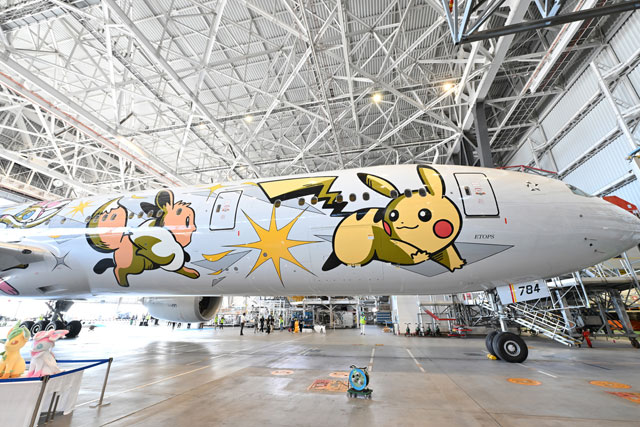 ANA、ポケモン「イーブイジェット」披露 8/31から国際線、777-300ERで5年間