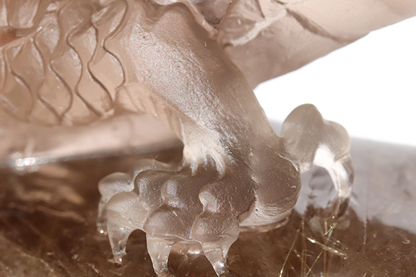 特選品】ルチルクォーツ彫り物（五爪龍）台座付き-043水晶クラスター