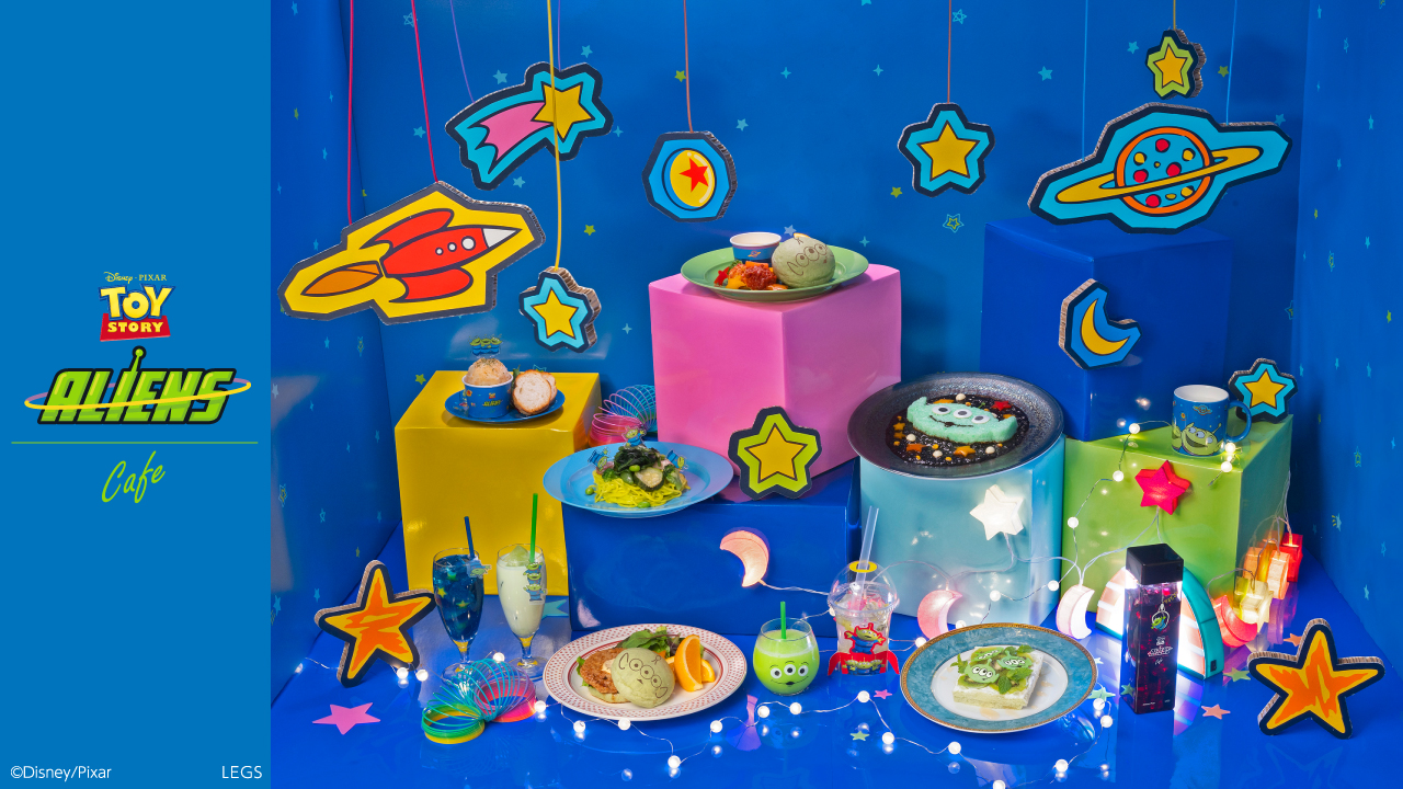 トイストーリー』に登場するエイリアンがおもちゃの宇宙で遊んでいる