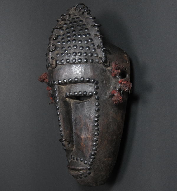 鉄鋲装飾のマスク<アフリカの仮面(木彫り)：アフリカ雑貨アザライ