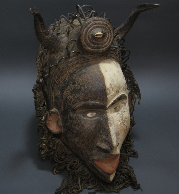 呪術師の仮面<アフリカの仮面(木彫り)：アフリカ雑貨アザライ