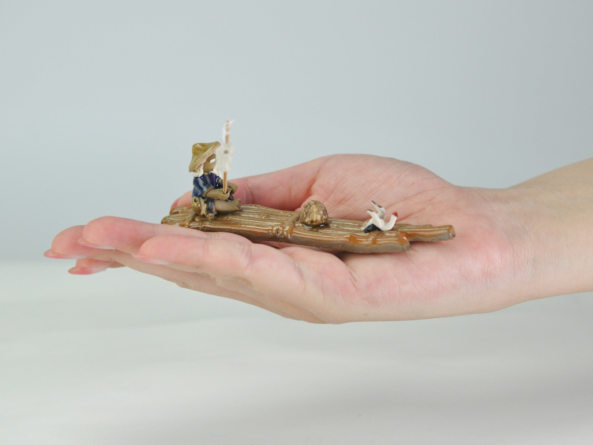 陶器の置物 フィギュア いかだに座る漁師の販売｜盆栽妙 – 盆栽妙 本店