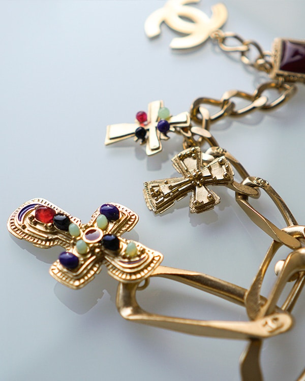 希少なグリポア社製！シャネルのチェーンブローチを着用レビュー