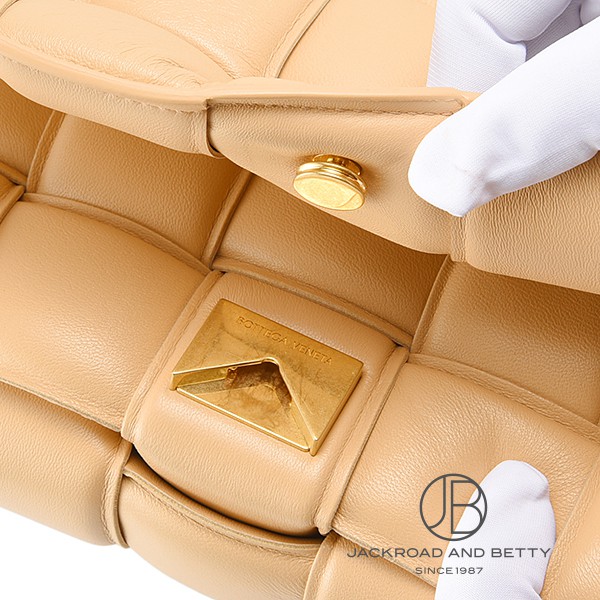 パデット カセット ショルダーバッグ アーモンド ベージュ[591970