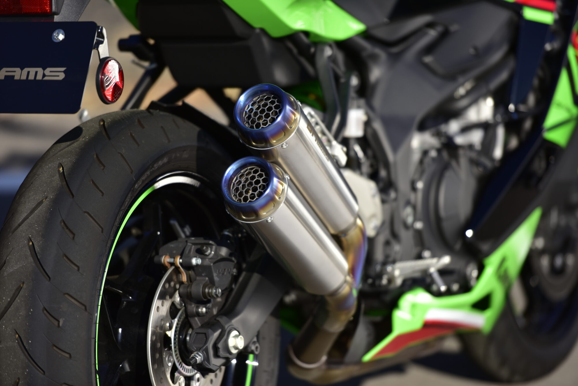 BR EVO M2 TITANIUM：ZX-4RR / ZX-4R SE：2023〜：政府認証 ｜ BEAMS