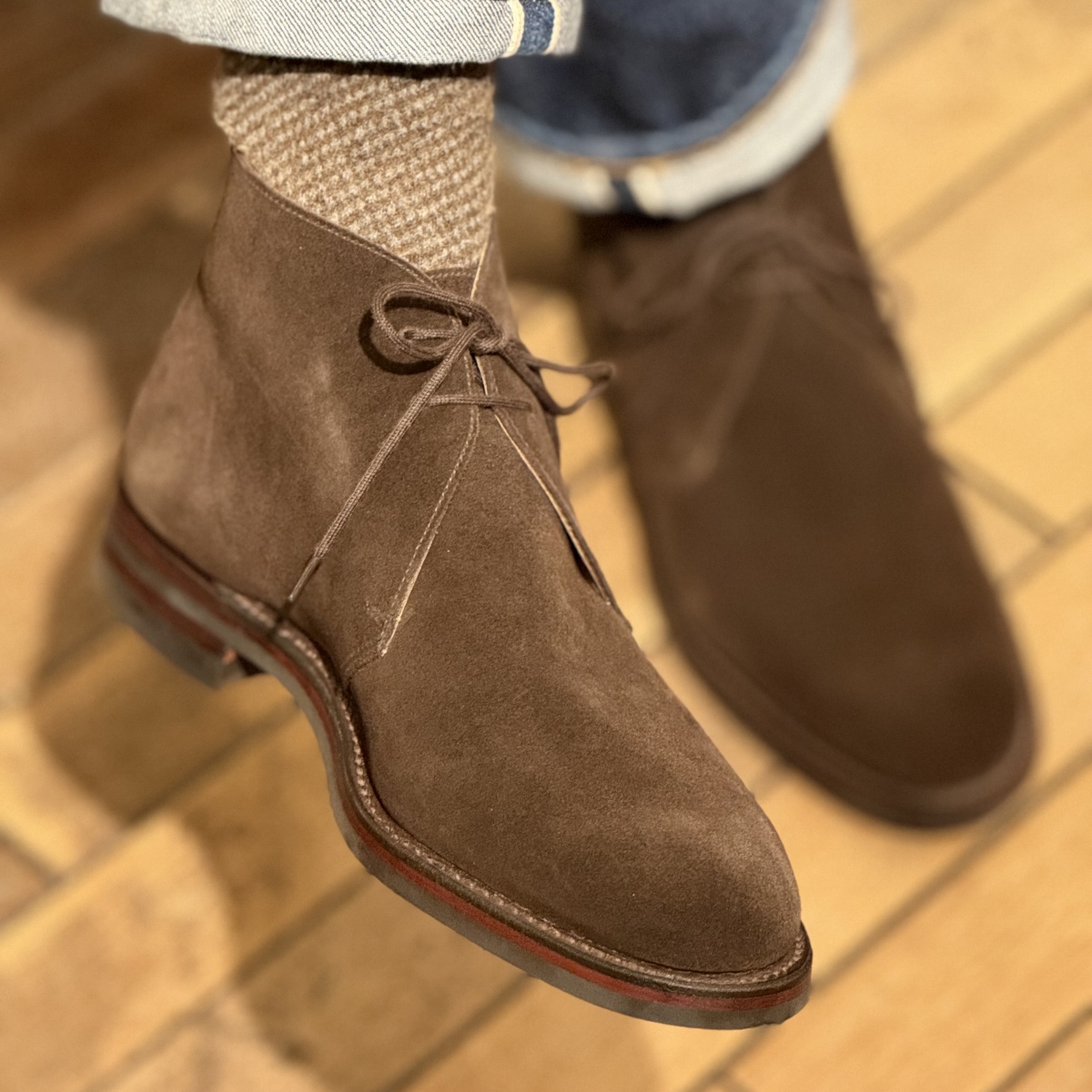 クロケット&ジョーンズのチャッカブーツ【チャートシー】の魅力に迫る