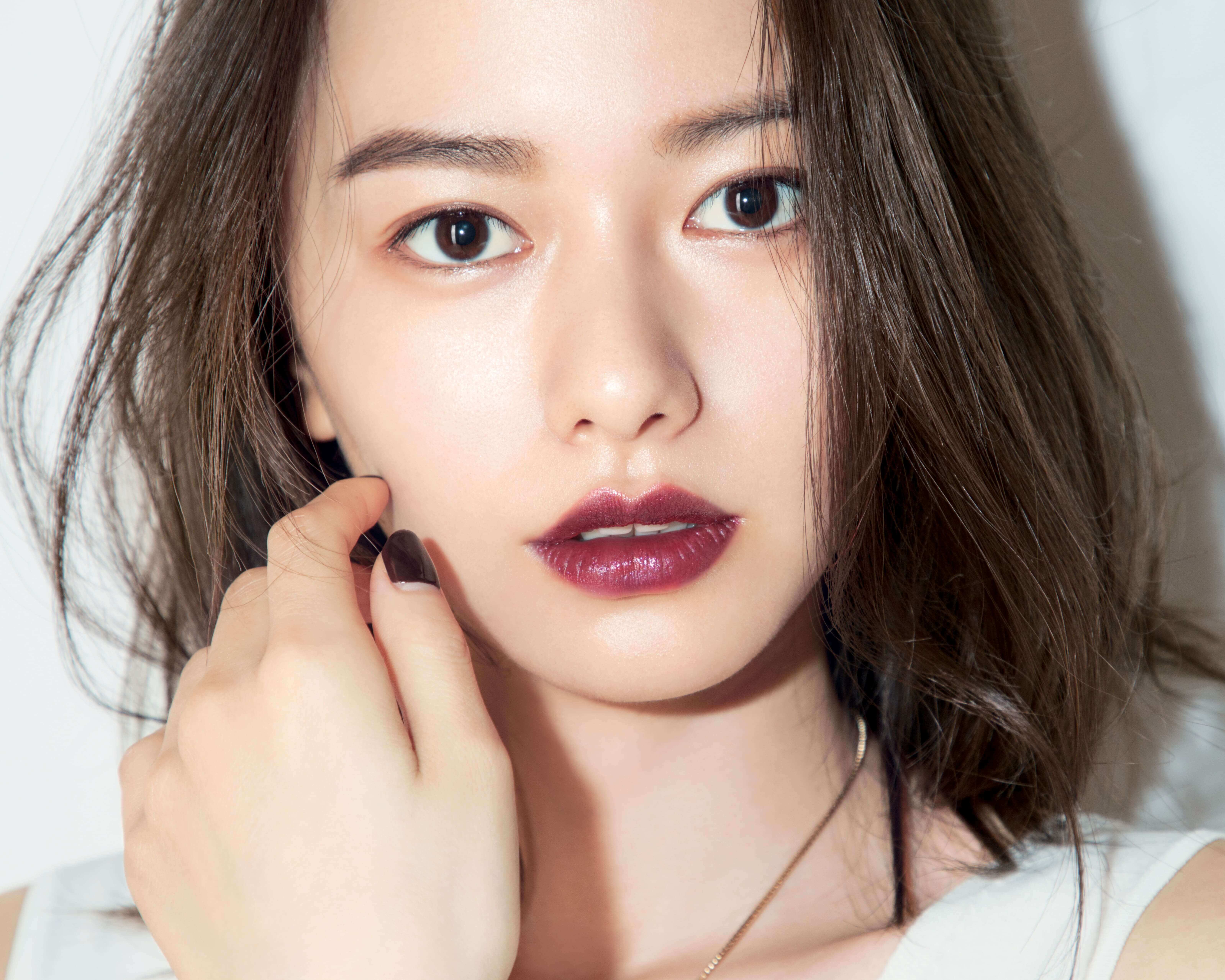 山本舞香×河北裕介｜ディオールのベリー色リップでシンプルな装いに