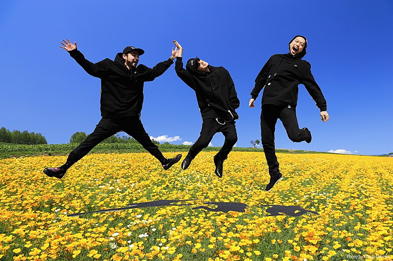 山田孝之/綾野剛/内田朝陽によるTHE XXXXXX、公式グッズ着用の愉快な