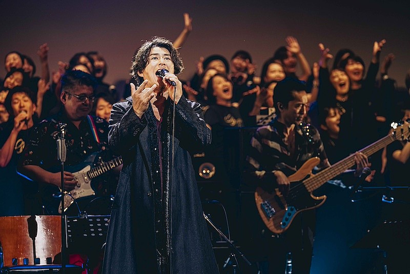 Skoop On Somebody、恒例のXmasツアーで80名のクワイアと響宴＆ライブ