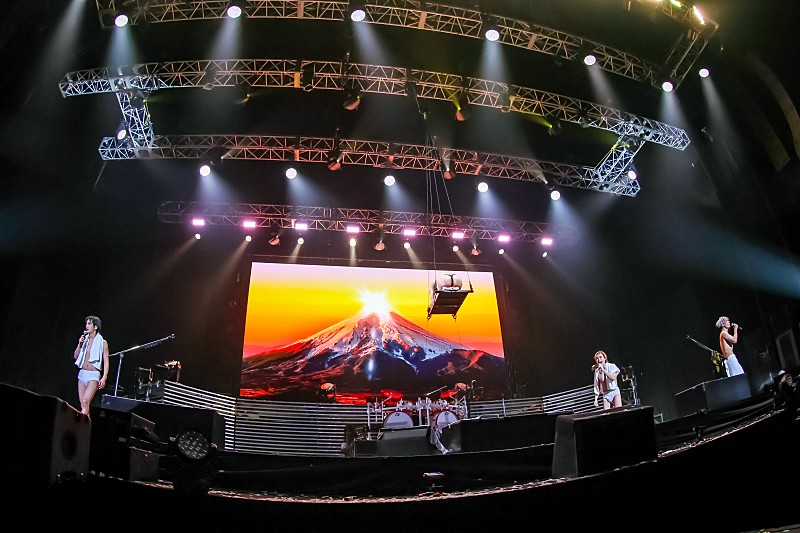 ゴールデンボンバー、ライブで見せた「20年間変わらない」バンドの姿