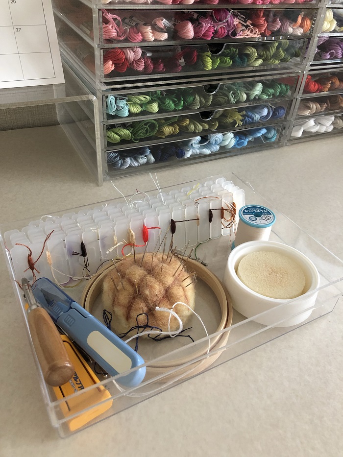 人気刺しゅう作家に学ぶ】おしゃれでかわいい裁縫箱の中身と真似したく