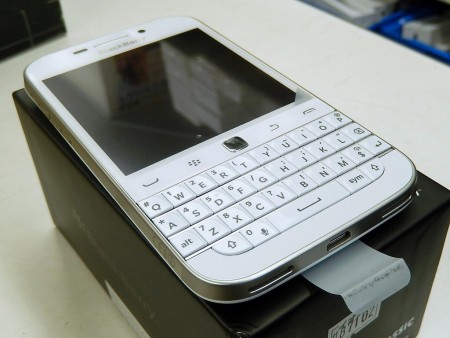 QWERTYキー＆トラックパッド搭載スマホ「BlackBerry Classic」の純白