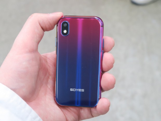 手のひらに収まる、グラデーションカラーの3インチスマホが販売中