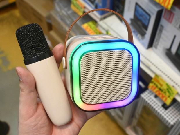 コンパクトな手乗りサイズのお部屋用カラオケ「カラオケキューブ」が