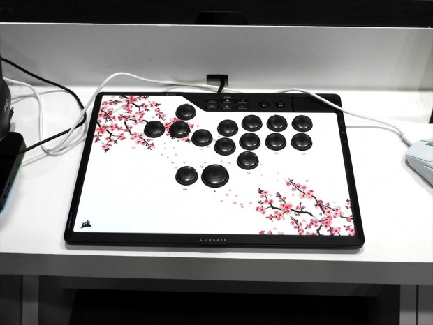 CORSAIR、独自磁気スイッチ採用のレバーレスコントローラ「Novablade