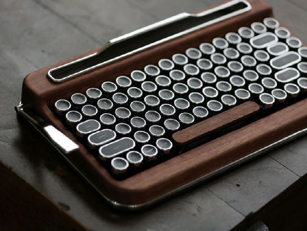 実用リターンバー付きのタイプライター風キーボード「PENNA KEYBOARD