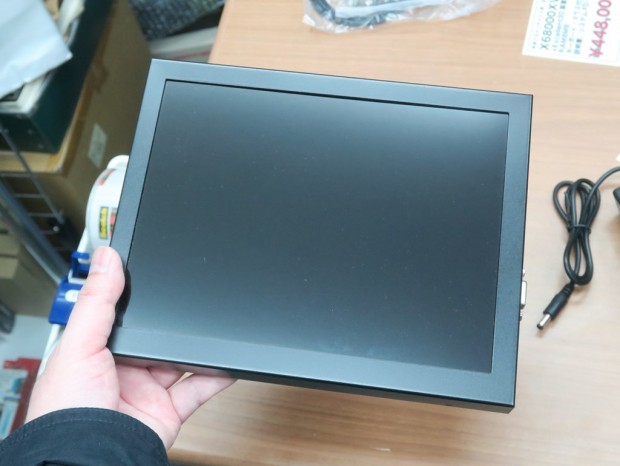 レトロPCやアーケード基板も映る、15kHz/31kHz動確済みの9.7型2K液晶が