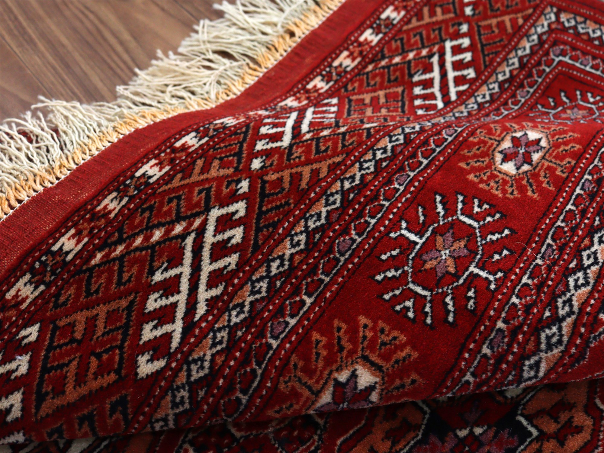 トルクメン族の絨毯 トライバルラグ208×134cm 連なるギュル文様 手織り