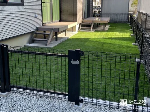 お庭を門扉とフェンスで囲ってクローズ化しドッグランにした工事 (No