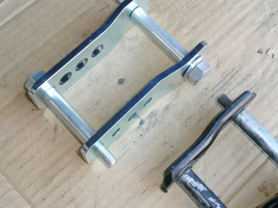 ハイゼット（S500P／S510P）の車高調整式シャックルの構造を