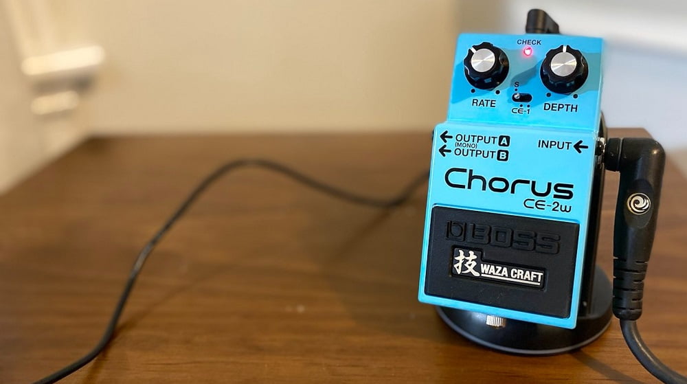 Boss CE-2w Review (pedal in hand) - Guitar Chalk