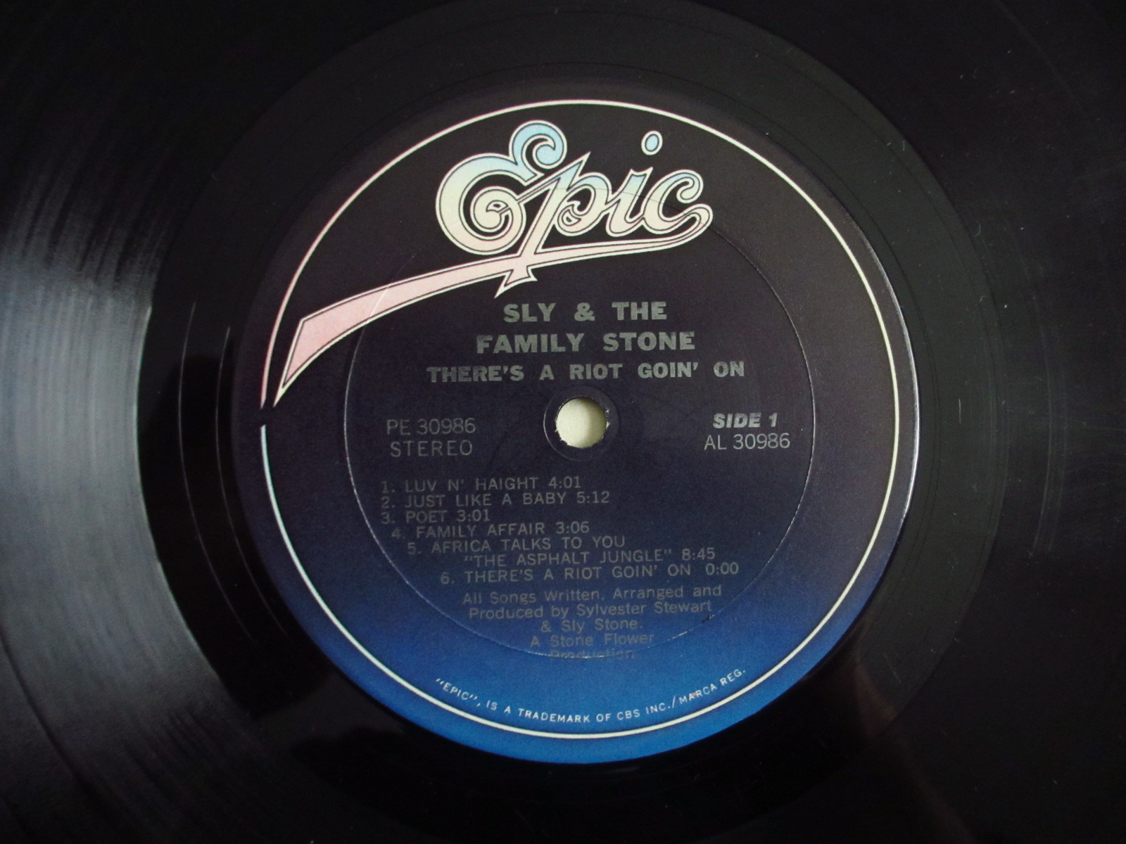 Sly & The Family Stone / There's A Riot Goin' On - Guitar Records