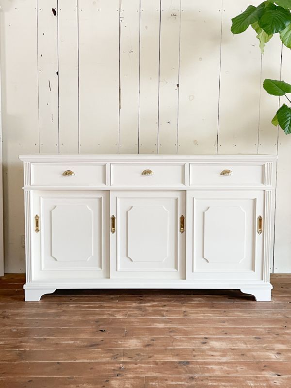 フランスアンティーク家具のようなホワイトとゴールドのキャビネット